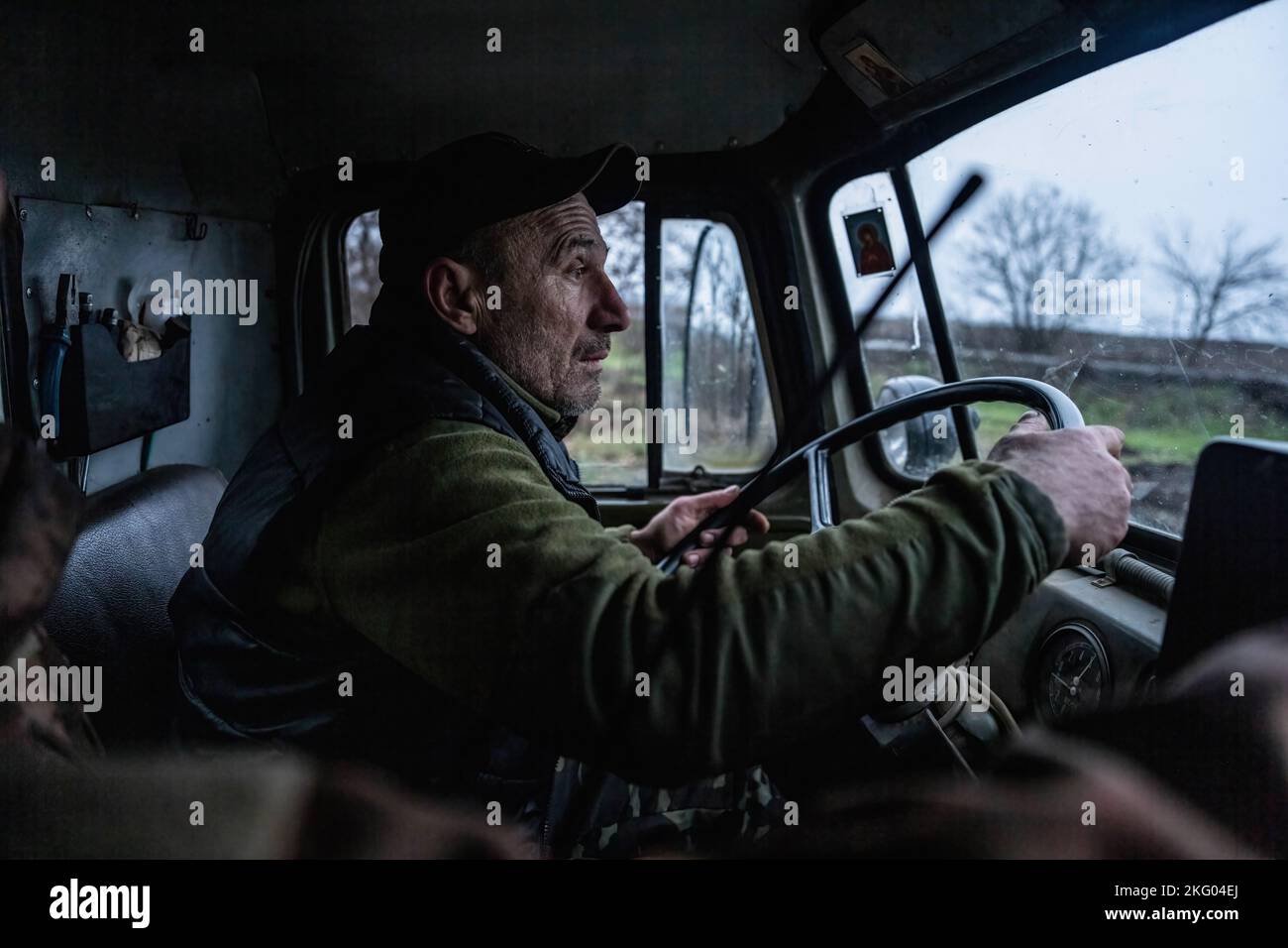 Ukraine. 20.. November 2022. Ein Mann fährt einen BM-21 Grad-Raketenwerfer der Bergsturmbrigade 10. der Ukraine durch Schlamm in der Nähe der Fronten im Donbas. Kredit: SOPA Images Limited/Alamy Live Nachrichten Stockfoto