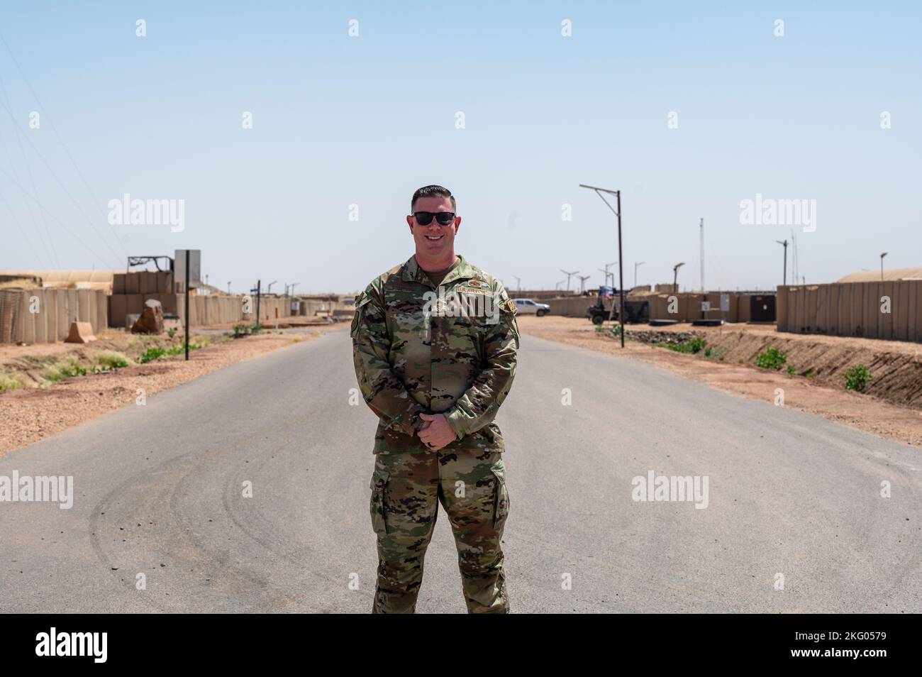 Air Base 201 begrüßt neuen Kommandochef, Chief Master Sgt. Rex keuchend nach Niger. Zu seinem Hintergrund gehören vier Jahre als militärischer Grundausbilder, Zeit als Rüstungswartungstechniker und zuletzt als beauftragter Staffelchef. „Ich schaue auf meine Karriere zurück und niemand hat Sgt jemals ergriffen. Keuchend und sagte ‘Hey! Das ist der Weg.“. Ich versuche, alles, was ich habe, an die Flieger zu geben, also habe ich sie für den Erfolg eingerichtet. Ich stehe wirklich jeden Tag auf und tue, was ich tue, weil ich Flieger liebe. Das war's.“ Stockfoto