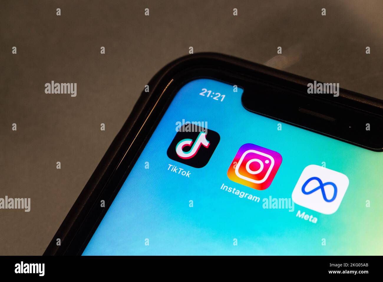 Vancouver, KANADA - 17 2022. Oktober : Symbole von TikTok, Instagram und Meta Platforms, Inc. Auf einem iPhone-Bildschirm. Stockfoto