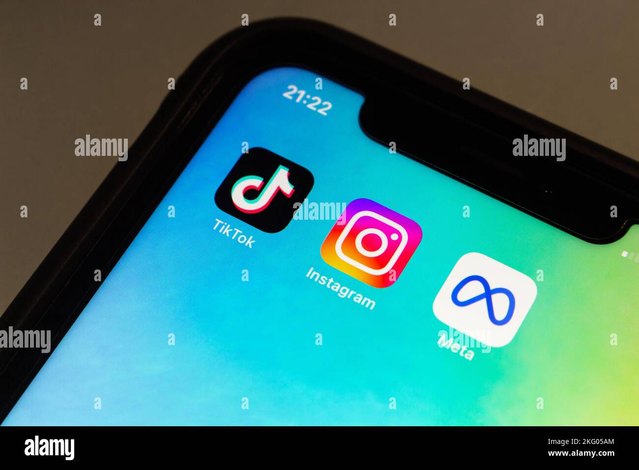 Vancouver, KANADA - 17 2022. Oktober : Symbole von TikTok, Instagram und Meta Platforms, Inc. Auf einem iPhone-Bildschirm. Stockfoto