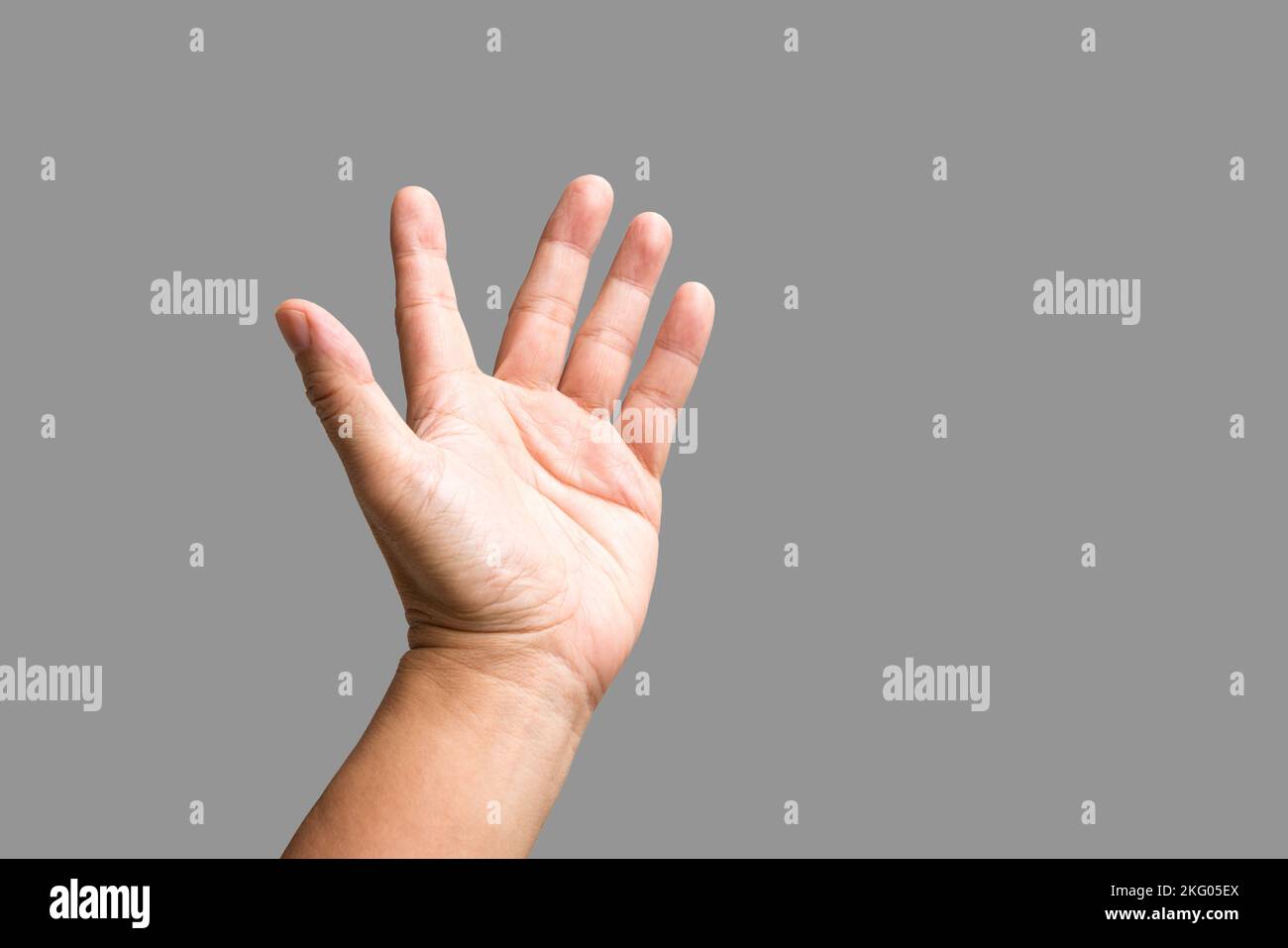Hand reicht nach oben. Auf grauem Hintergrund. Stockfoto