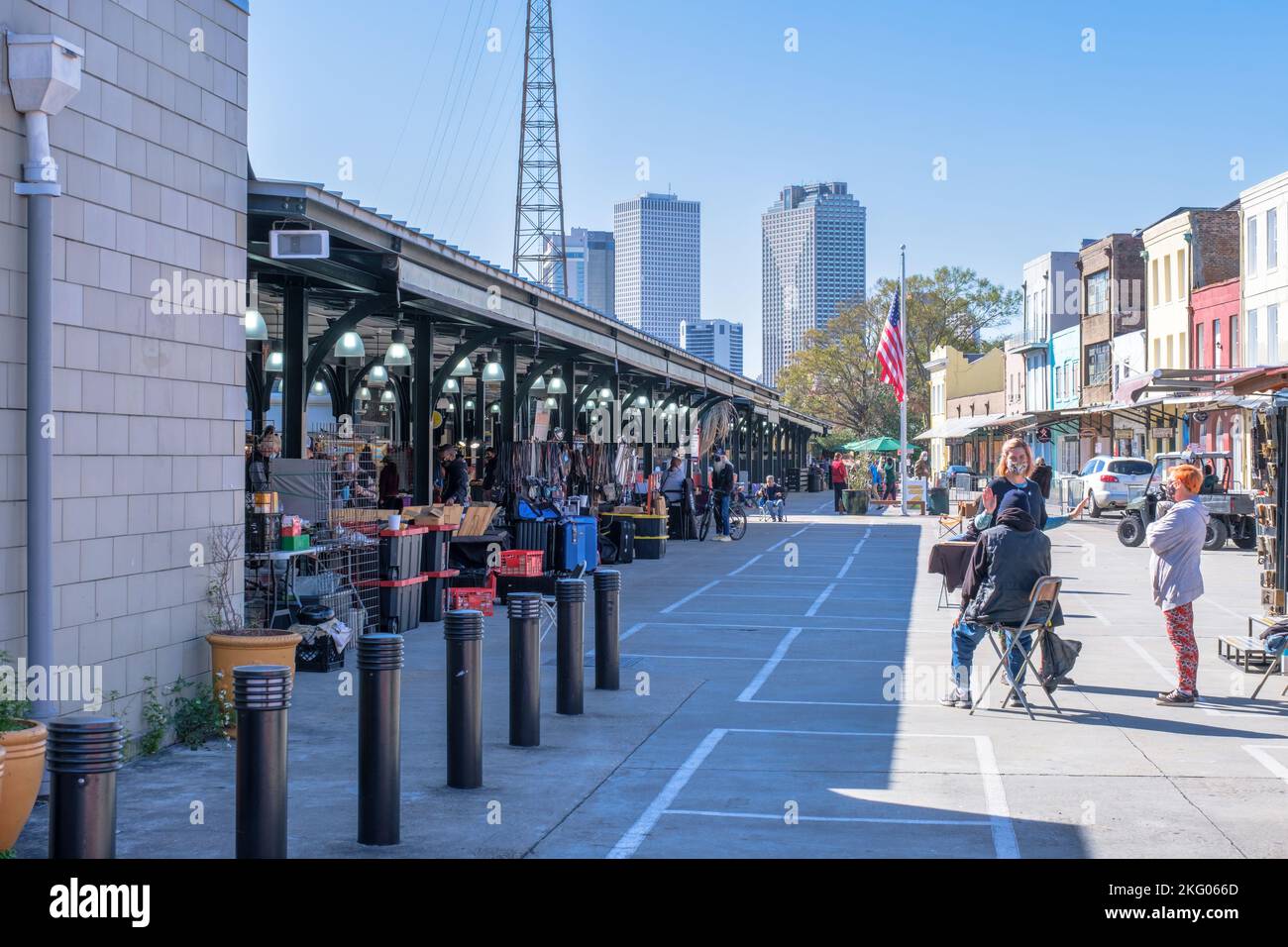 NEW ORLEANS, LA, USA- 15. JANUAR 2021: Stadtbild des französischen Marktes mit menschlicher Aktivität und Innenstadtgebäuden im Hintergrund Stockfoto