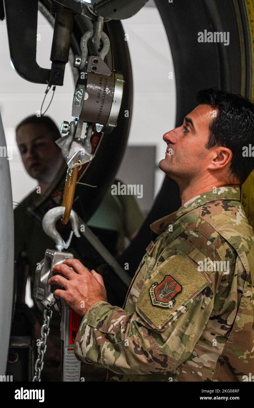 Technik. Sgt. Thomas Carozzolo, ein Spezialist für Luft- und Raumfahrtantriebe, der dem Maintenance Squadron von 914. an der Niagara Falls Air Reserve Station, New York, zugewiesen wurde, beobachtet am 18. Oktober 2022 sorgfältig einen Gewichtsmesser, der an einem Stratotanker-Motor des Typs KC-135 befestigt ist. Beim Anheben des Motors muss sein Gewicht sorgfältig auf den Motor verteilt werden, um sicherzustellen, dass er ordnungsgemäß installiert ist. Stockfoto