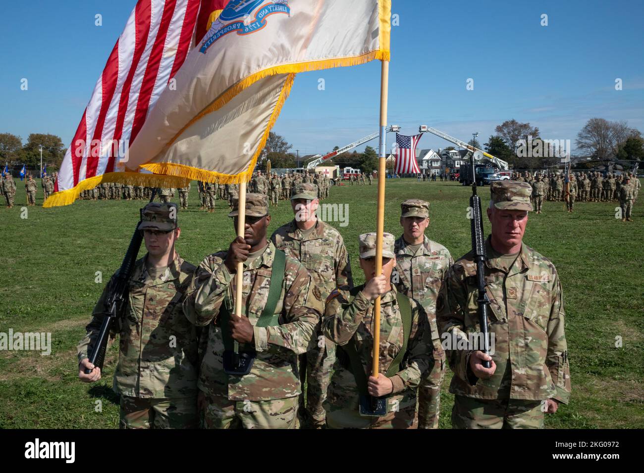 Die New Jersey National Guard Color Guard steht während der New Jersey National Guard Military Review 2022 in Sea Gurt, New Jersey, 16. Oktober 2022, an der Stelle der Aufmerksamkeit. Soldaten und Luftwaffe der New Jersey National Guard werden jährlich von dem Gouverneur von New Jersey bei diesem 130 Jahre alten Ereignis überprüft. Stockfoto