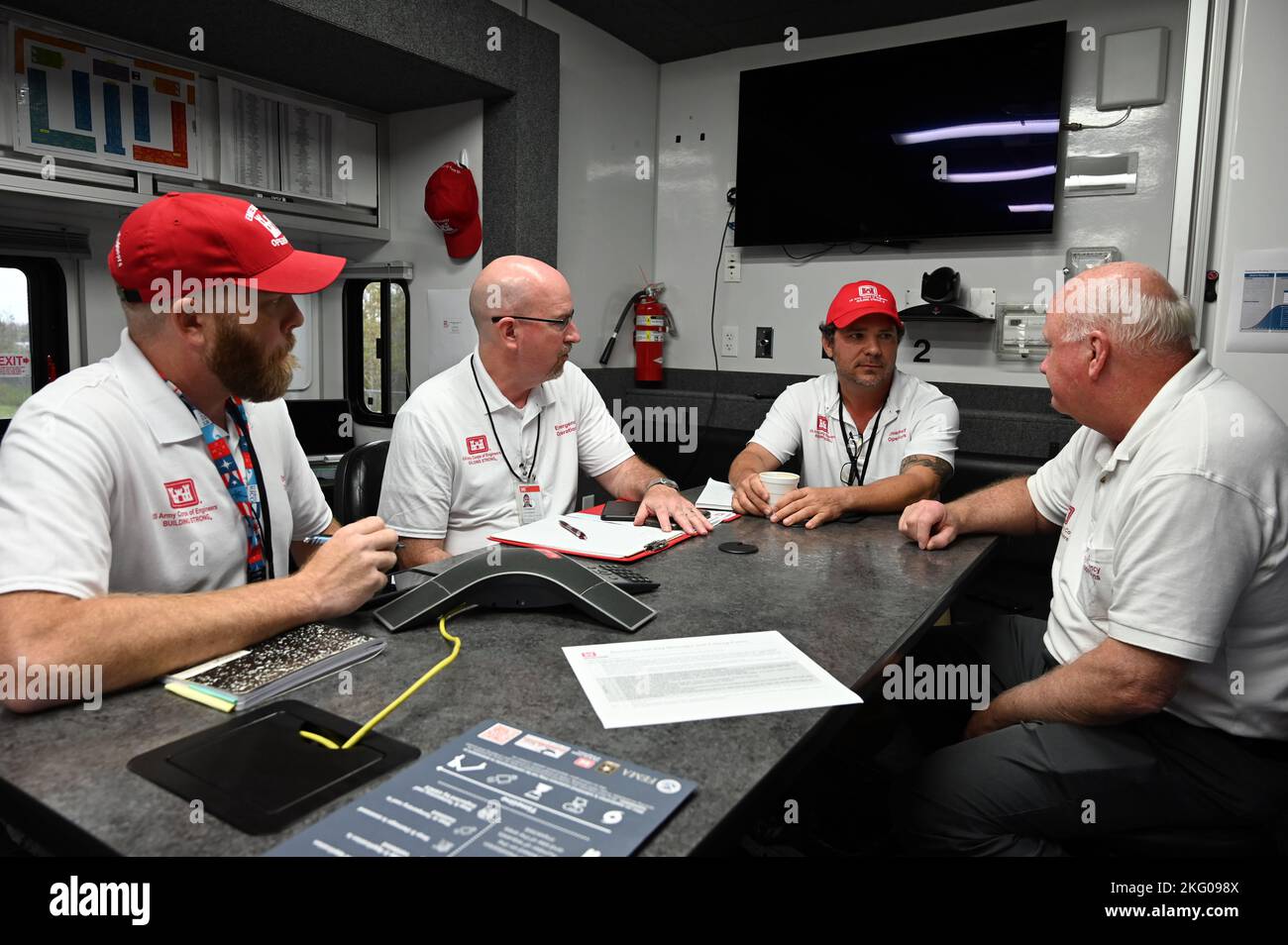 USACE-Verbindungen der lokalen Regierung Paul Fleming, Bezirk St. Paul; Links Joe Kolodziej, Bezirk Pittsburgh; Tony Porter, Little Rock District; und Steve Sweeny, USACE Engineering Research and Development Center, diskutieren im Lee County Emergency Operations Center in Fort Myers, Florida, vom 18. Oktober über die Bemühungen um die Wiederherstellung durch den Windkanals Ian. Die Verbindungsleute dienen als integrale Kommunikationsquelle für die lokalen Regierungen, um während einer Katastrophenbewältigung mit dem Ingenieurkorps zusammenzuarbeiten. USACE unterstützt die FEMA und den Bundesstaat Florida, den US-amerikanischen Bundesstaat Florida, aktiv bei der Wiederauffüllung von Gebieten, in denen temporäre b Stockfoto