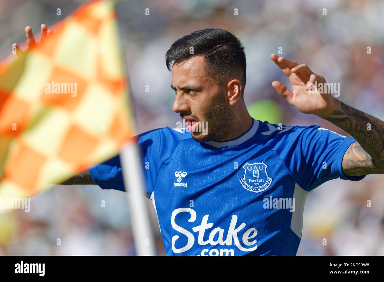Sydney, Australien. 20.. November 2022. SYDNEY, AUSTRALIEN - 20. NOVEMBER: Dwight McNeil vom Everton FC bereitet sich auf den Start in die Ecke während des Spiels zwischen Everton und Celtic im Accor Stadium am 20. November 2022 in Sydney, Australien Quelle: IOIO IMAGES/Alamy Live News Stockfoto