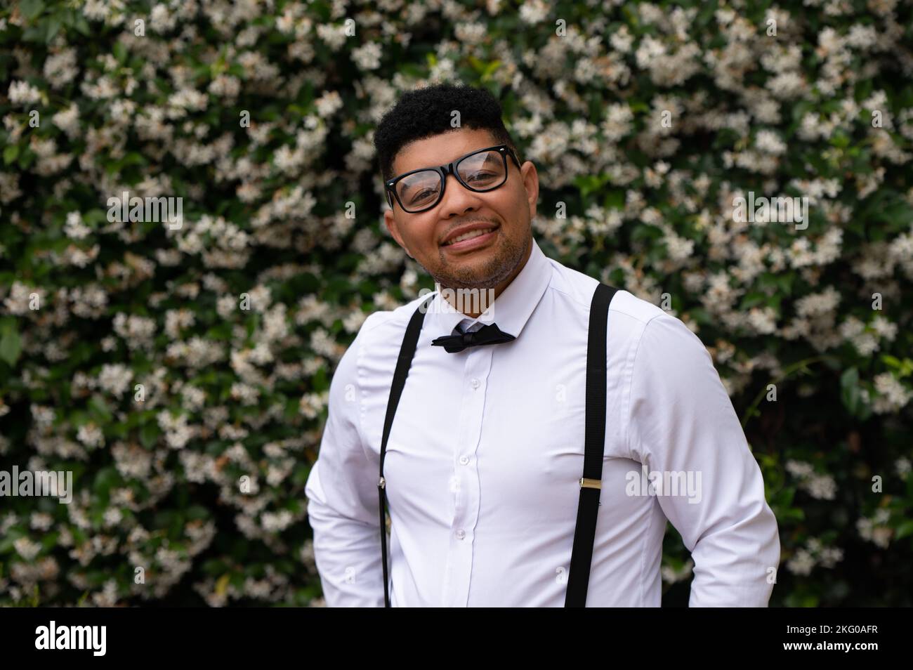 Junger Mann mit Brille im Freien aufgenommen Stockfoto