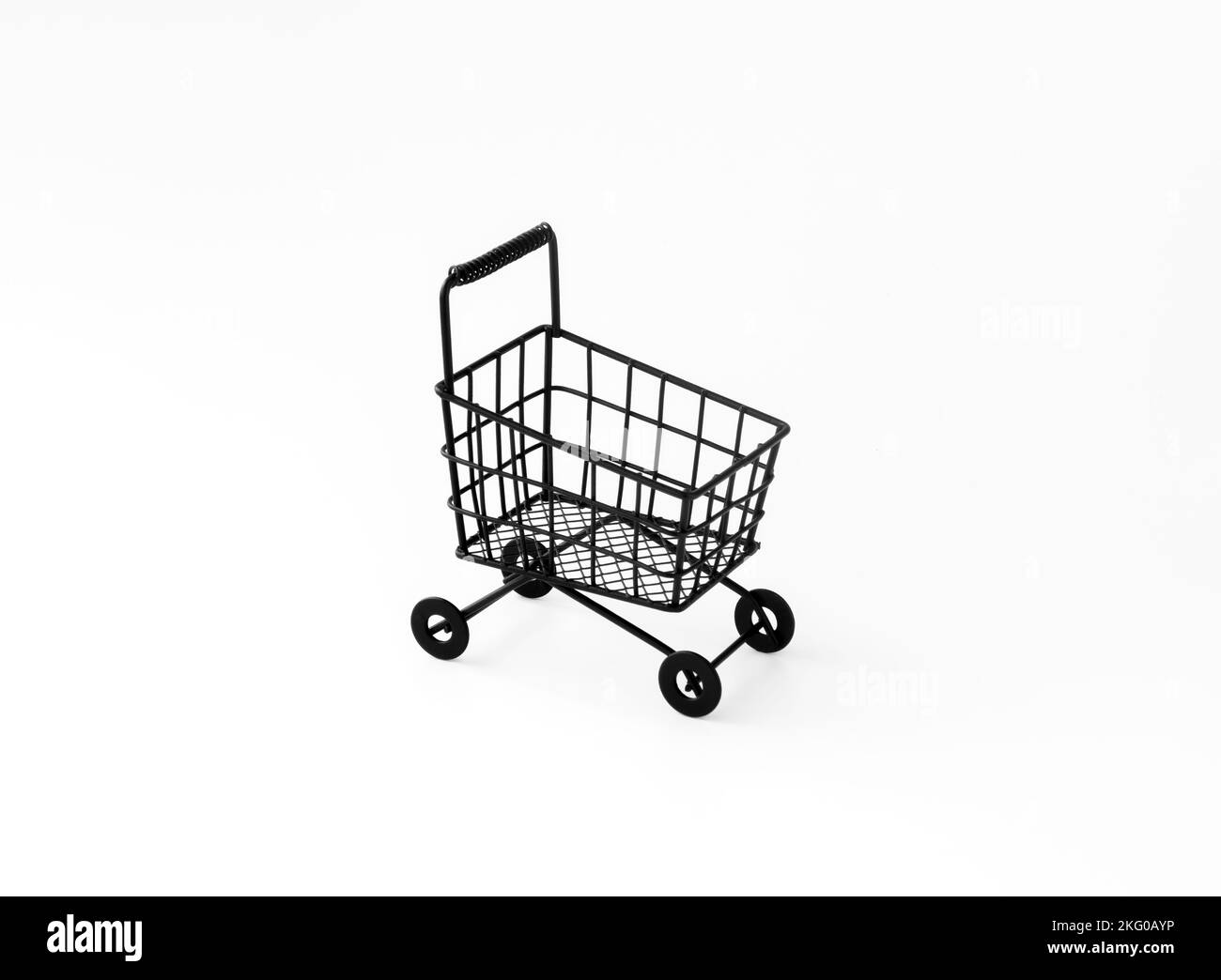 Black Friday, Verkaufsangebot, Online-Shopping und E-Commerce-Konzepte. Schwarzer Einkaufswagen Supermarkt isoliert auf weißem Hintergrund. Stockfoto
