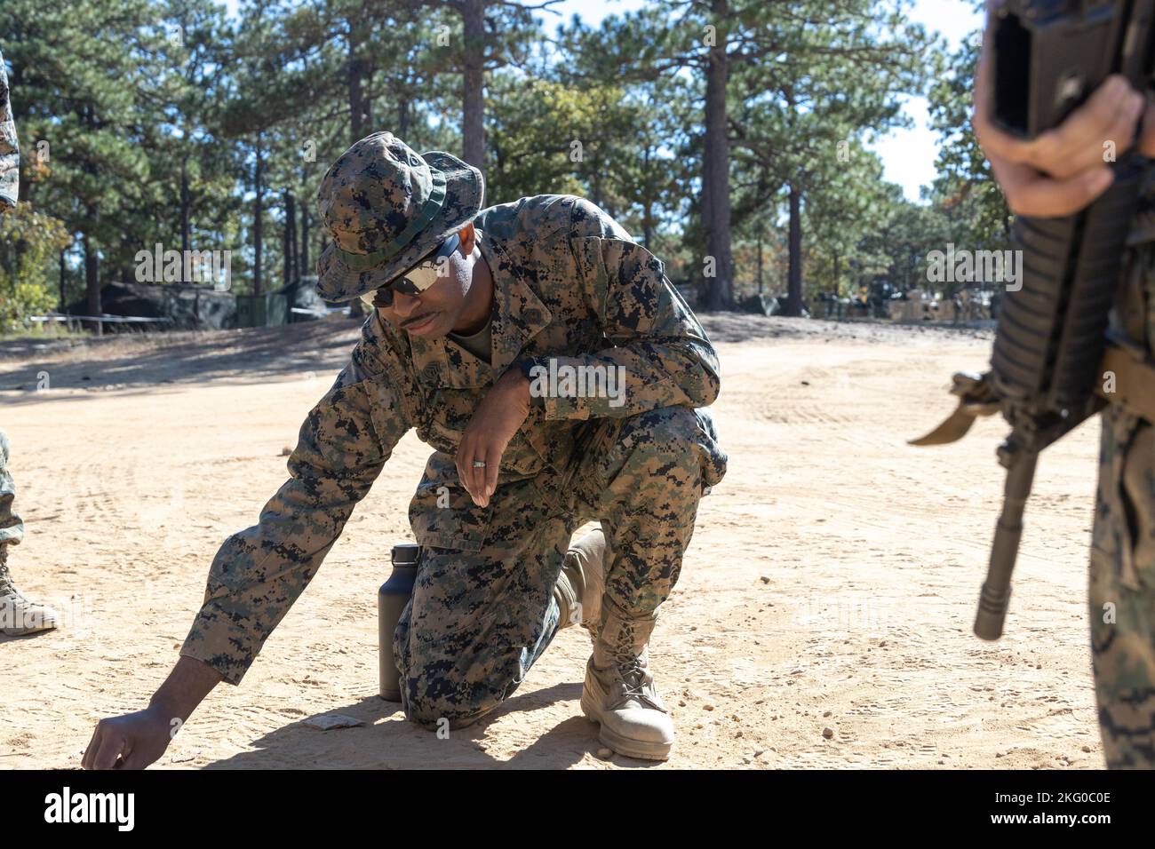 US Marine Corps Gunnery Sgt. Christian Todd, ein Leiter des Bewegungskontrollzentrums beim Combat Logistics Regiment 27, 2. Marine Logistics Group, entbriet US-Marinesoldaten nach einer Konvoi-Operation während einer Feldübung in Fort Bragg, North Carolina, am 18. Oktober 2022. 2. Transportbataillon unterstützte 10. Marine Regiment, 2. Marine Division, durch zusätzliche Kampfdienstunterstützung während der Übung Rolling Thunder. Stockfoto