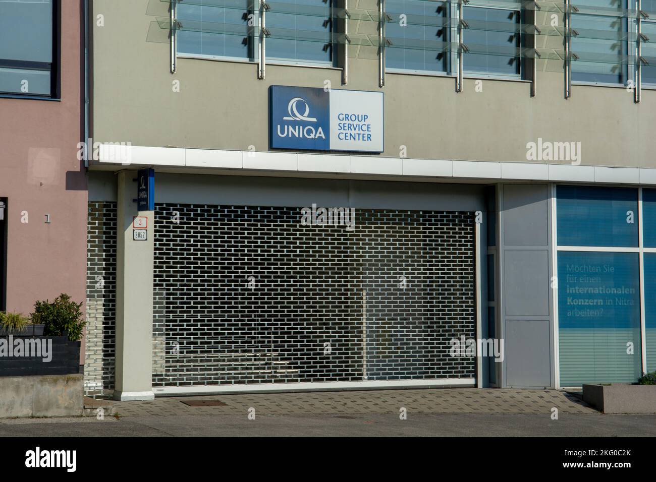 Nitra, Slowakei - 13. November 2022 : Firmenlogo der UNIQA Insurance Group AG auf einem Nebengebäude. Service Center der Gruppe. Stockfoto