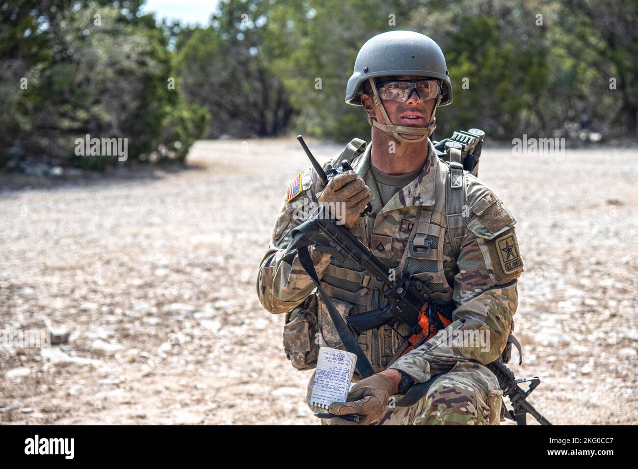 Ein Student, der am Combat Medic Specialist Training Program teilnimmt, ruft eine Nine Line, eine medizinische Notfallevakuierung, an, um einen simulierten Patienten während einer Feldübung zu retten, am 29. September 2022 in der Joint Base San Antonio-Camp Bullis, Tx. Nach 14 Wochen Unterricht und simuliertem Feldtraining werden die Schüler von JBSA-Fort Sam Houston zu Foward Operated Base Courage für die letzten zwei Wochen transportiert. Hier kombinieren und wenden sie ihre Ausbildung an: Übungen in montierten und abmontierten Patrouillen durchführen, Patienten in einer Massenverletzten-Situation behandeln und verletzte Patienten nach transportieren Stockfoto