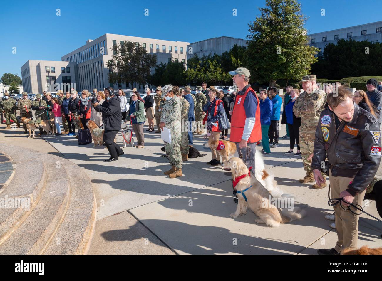 Am Fahnenmast vor Gebäude 1 (Turm) versammelten sich die Walter Reed Facility Dogs zusammen mit den Freiwilligen- und Pflegehunden des Roten Kreuzes (und ihren Handlern und Besitzern) zur jährlichen Zeremonie zum Hundesegen am Dienstag, den 18. Oktober 2022. Dies ist das 16.. Jahr, in dem diese Zeremonie im Walter Reed National Military Medical Center (WRNMMC) stattgefunden hat. Bei der diesjährigen Zeremonie amtierenden die Kaplaner Br. David W. Schlatter und MAJ Robert W. Fry, USA, MEDCOM, beide vom Department of Pastoral Care bei WRNMMC. Die Zeremonie ist mit dem heiligen Franz von Assisi verbunden Stockfoto