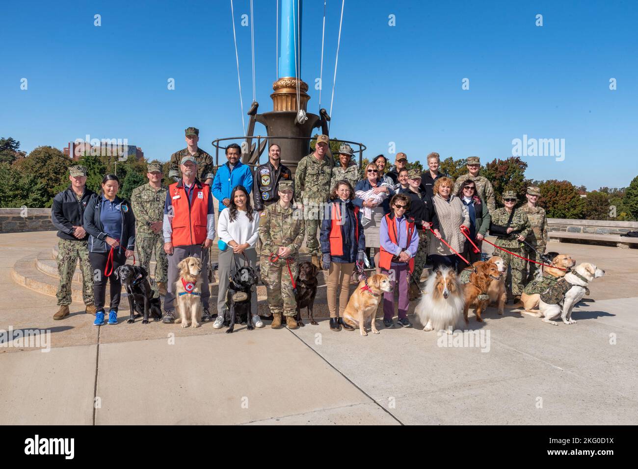 Am Fahnenmast vor Gebäude 1 (Turm) versammelten sich die Walter Reed Facility Dogs zusammen mit den Freiwilligen- und Pflegehunden des Roten Kreuzes (und ihren Handlern und Besitzern) zur jährlichen Zeremonie zum Hundesegen am Dienstag, den 18. Oktober 2022. Dies ist das 16.. Jahr, in dem diese Zeremonie im Walter Reed National Military Medical Center (WRNMMC) stattgefunden hat. Bei der diesjährigen Zeremonie amtierenden die Kaplaner Br. David W. Schlatter und MAJ Robert W. Fry, USA, MEDCOM, beide vom Department of Pastoral Care bei WRNMMC. Die Zeremonie ist mit dem heiligen Franz von Assisi verbunden Stockfoto