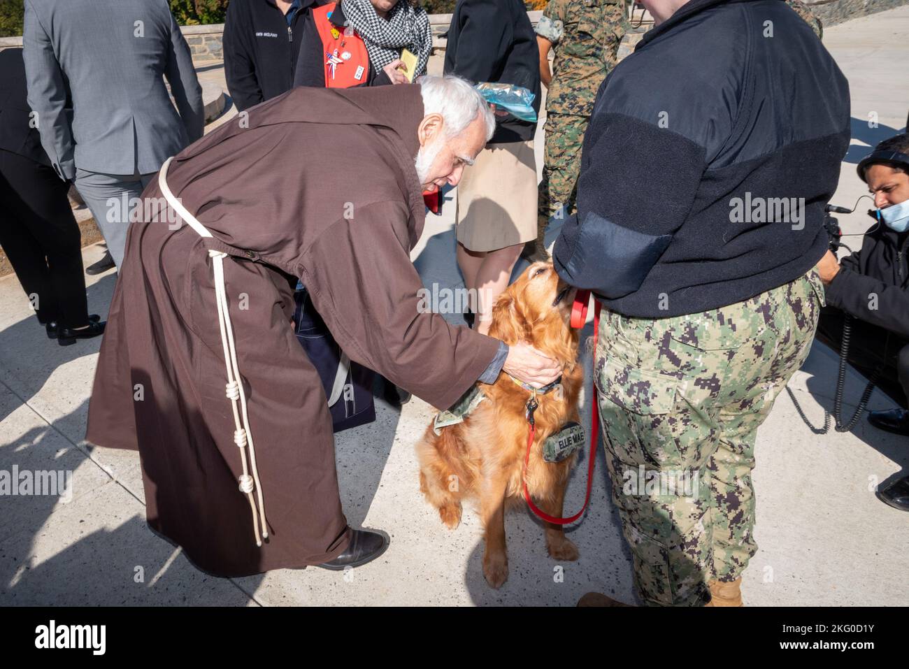 Am Fahnenmast vor Gebäude 1 (Turm) versammelten sich die Walter Reed Facility Dogs zusammen mit den Freiwilligen- und Pflegehunden des Roten Kreuzes (und ihren Handlern und Besitzern) zur jährlichen Zeremonie zum Hundesegen am Dienstag, den 18. Oktober 2022. Dies ist das 16.. Jahr, in dem diese Zeremonie im Walter Reed National Military Medical Center (WRNMMC) stattgefunden hat. Bei der diesjährigen Zeremonie amtierenden die Kaplaner Br. David W. Schlatter und MAJ Robert W. Fry, USA, MEDCOM, beide vom Department of Pastoral Care bei WRNMMC. Die Zeremonie ist mit dem heiligen Franz von Assisi verbunden Stockfoto