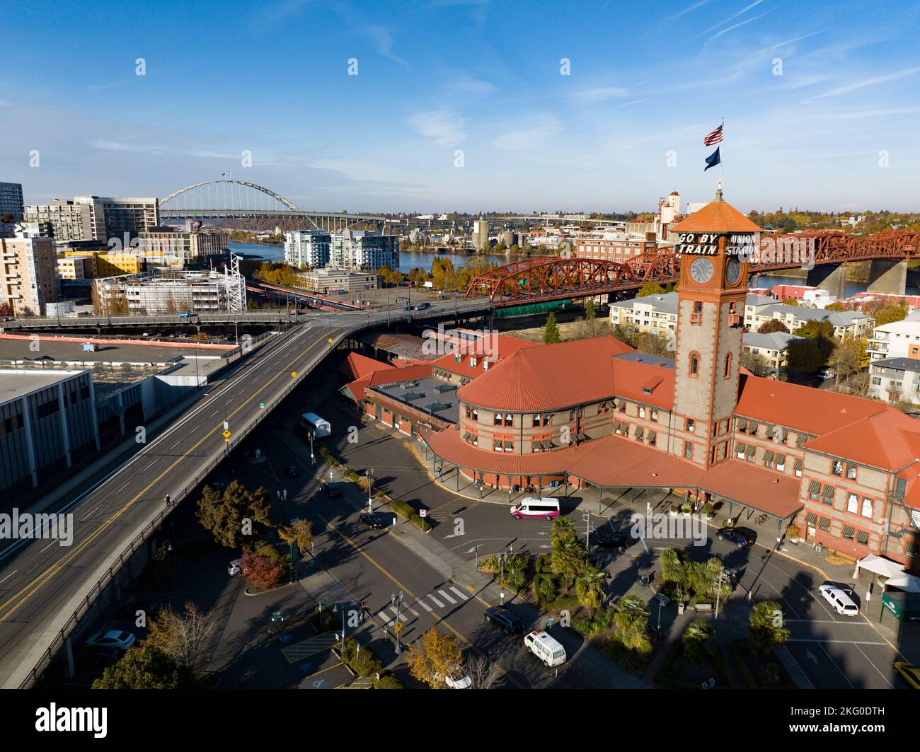 Union Station Personenbahnhof mit Schild am Turm mit den Aufschrift „Go by Train“ und „Union Station“. Stockfoto