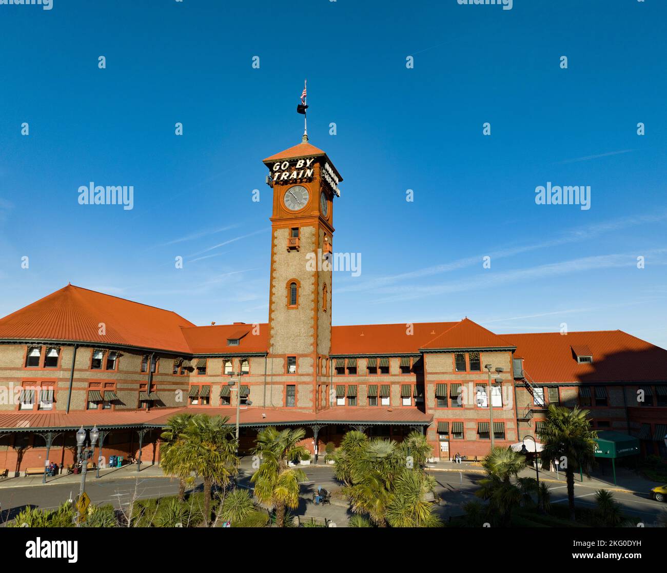 Union Station Personenbahnhof mit Schild am Turm mit den Aufschrift „Go by Train“ und „Union Station“. Stockfoto