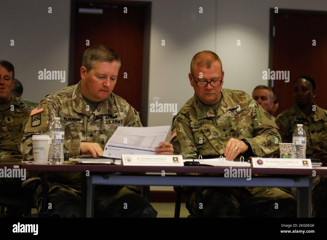 Am 19. Oktober 2022 führte BG Robert Powell, Kommandant des 335. Signal Command, die USARCENT G6 an und unterstützte Organisationen bei der Theatre Synchronization Review auf dem Shaw Air Force Base, SC. Dieses Treffen stellt sicher, dass das Signalunternehmen von USARCENT bereit, widerstandsfähig und innovativ ist. Stockfoto