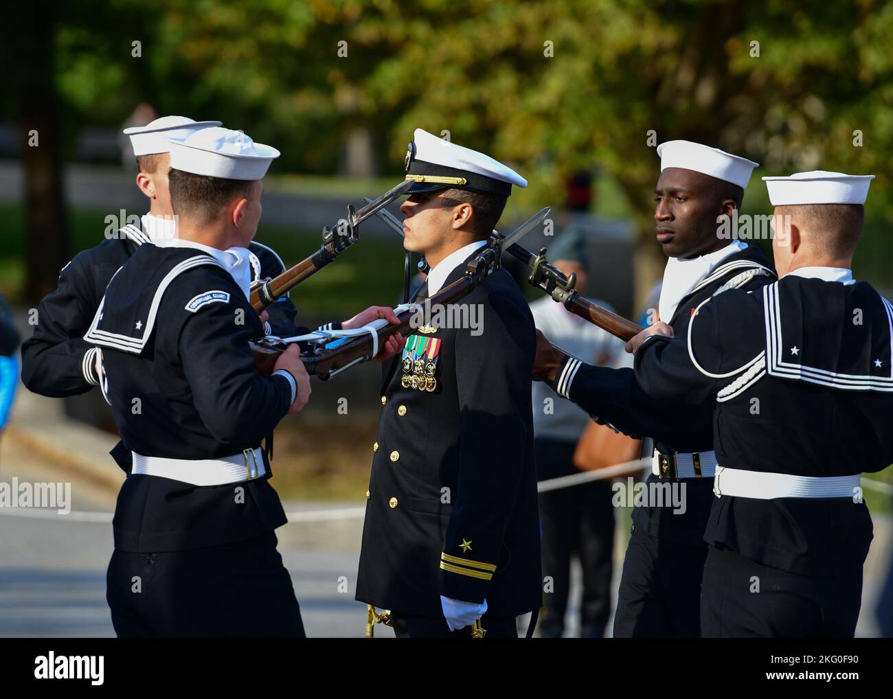 WASHINGTON (19. Oktober 2022) -- Mitglieder des zeremoniellen Garde-Drill-Teams der US-Marine treten bei einem Joint Service Drill Team Wettbewerb im Lincoln Memorial in Washington für Beobachter auf. Im Rahmen der Veranstaltung wurden Bohrteams aus allen vier Niederlassungen des US-Militärs und der US-Küstenwache durchgeführt. Stockfoto