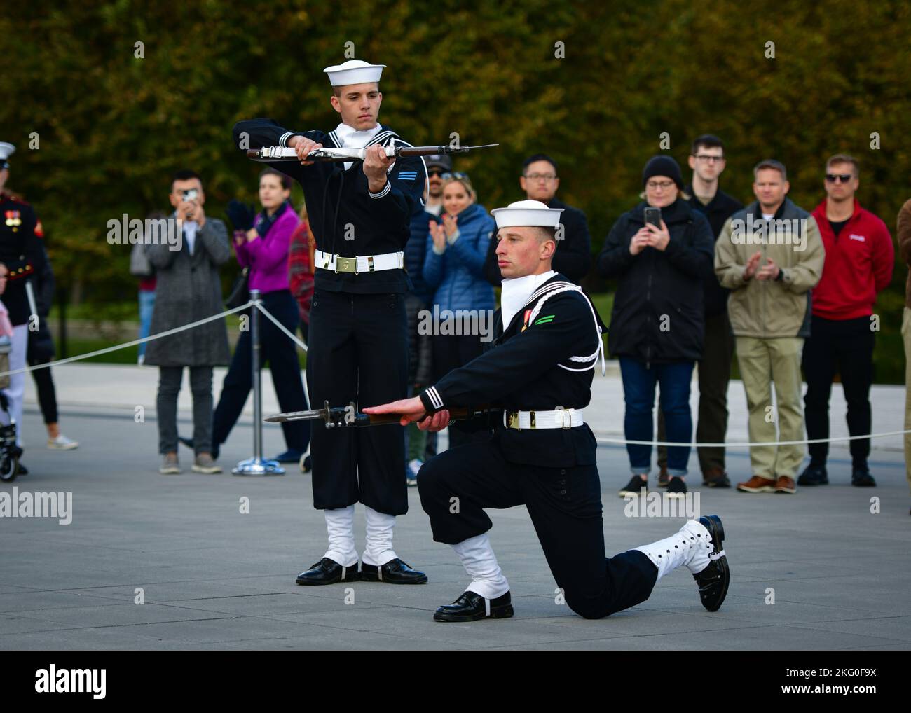 WASHINGTON (19. Oktober 2022) -- Mitglieder des zeremoniellen Garde-Drill-Teams der US-Marine treten bei einem Joint Service Drill Team Wettbewerb im Lincoln Memorial in Washington für Beobachter auf. Im Rahmen der Veranstaltung wurden Bohrteams aus allen vier Niederlassungen des US-Militärs und der US-Küstenwache durchgeführt. Stockfoto