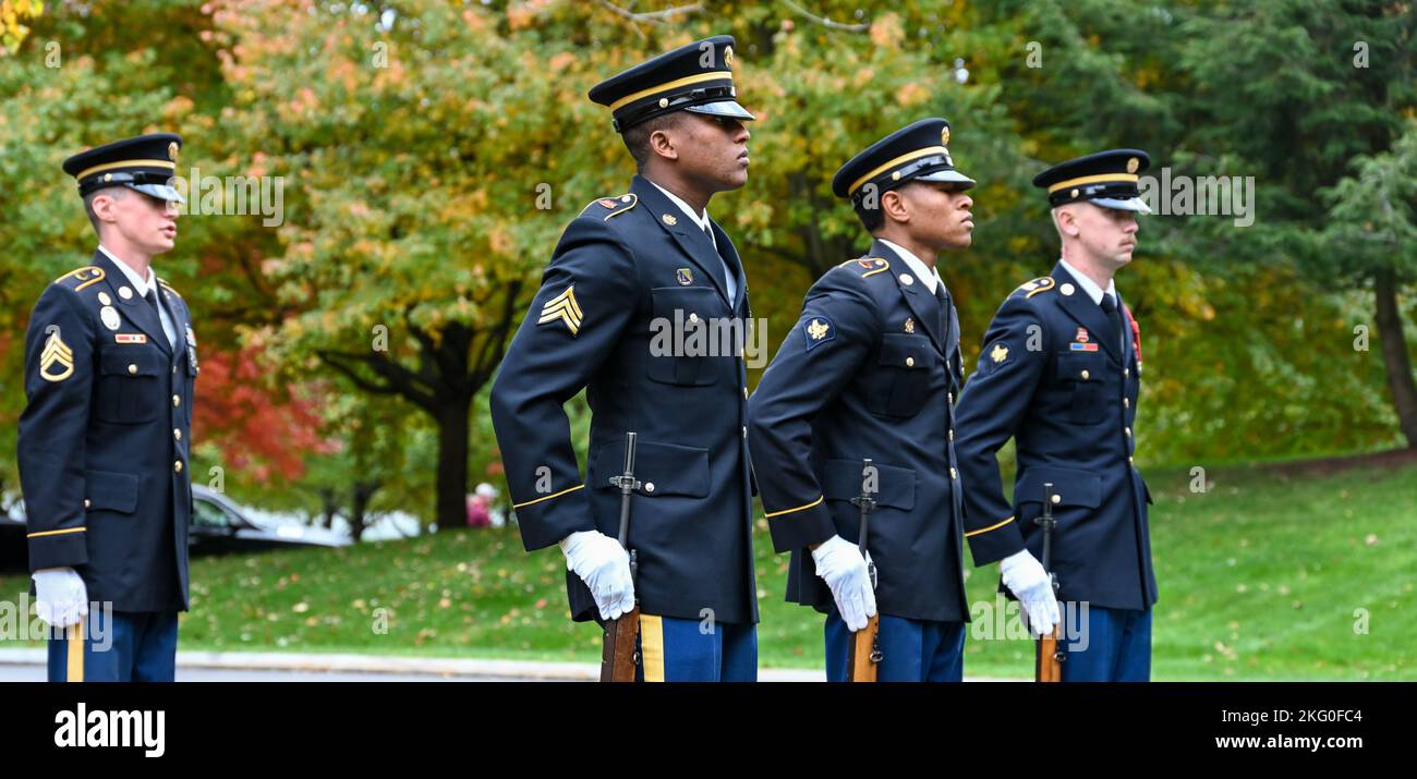 Mitglieder der Ehrengarde der New Yorker Nationalgarde ehren am 19. Oktober 2022 auf dem Saratoga National Cemetery militärische Ehren für die Einweihung eines Gedenksteins für den Privatmann Oliver Barrett. Barrett meldete sich freiwillig als Minuteman und starb am 7. Oktober 1777 im Alter von 10. 51 Jahren unter dem Massachusetts Regiment in der Schlacht von Saratoga. Barrett liegt in einem unmarkierten Grab auf dem Schlachtfeld von Saratoga und wurde bei der Zeremonie mit einem Gedenkstein geehrt. Stockfoto