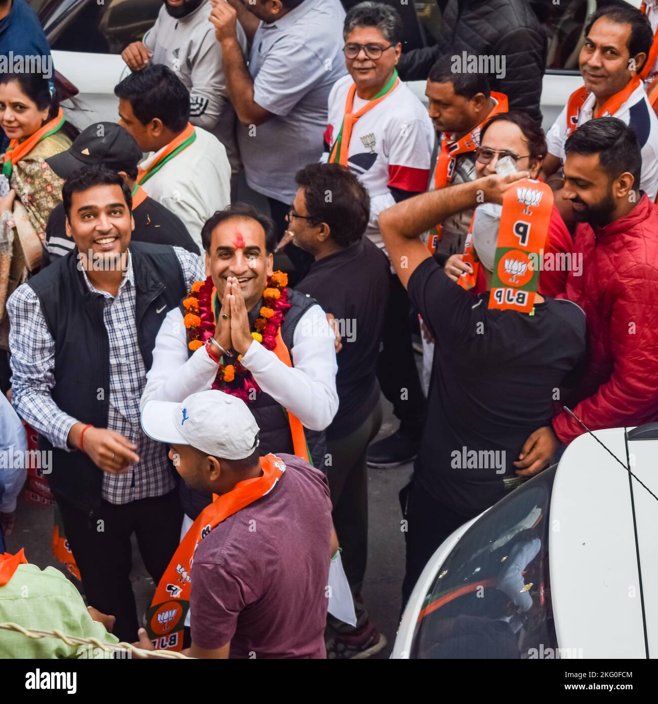 Neu-Delhi, Indien, November 20 2022 - Unterstützer der Bharatiya Janata Party (BJP) während einer Kundgebung zur Unterstützung des BJP-Kandidaten Pankaj Luthra, um Nomati einzureichen Stockfoto