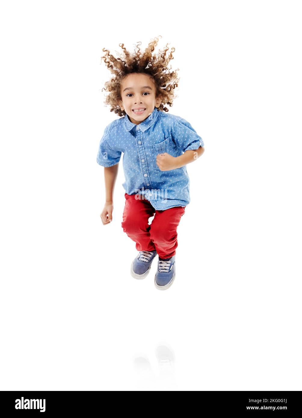 Springen vor Freude ist der beste Weg, um zu trainieren. Studioaufnahme eines niedlichen kleinen Jungen, der vor Freude vor weißem Hintergrund springt. Stockfoto