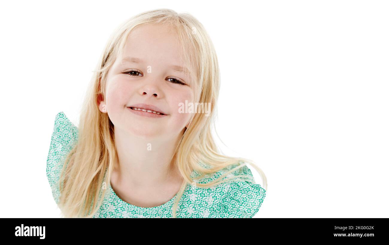 Ich sehe dich da oben. Studioaufnahme eines niedlichen kleinen Mädchens in einem Rüschen-Kleid vor weißem Hintergrund. Stockfoto