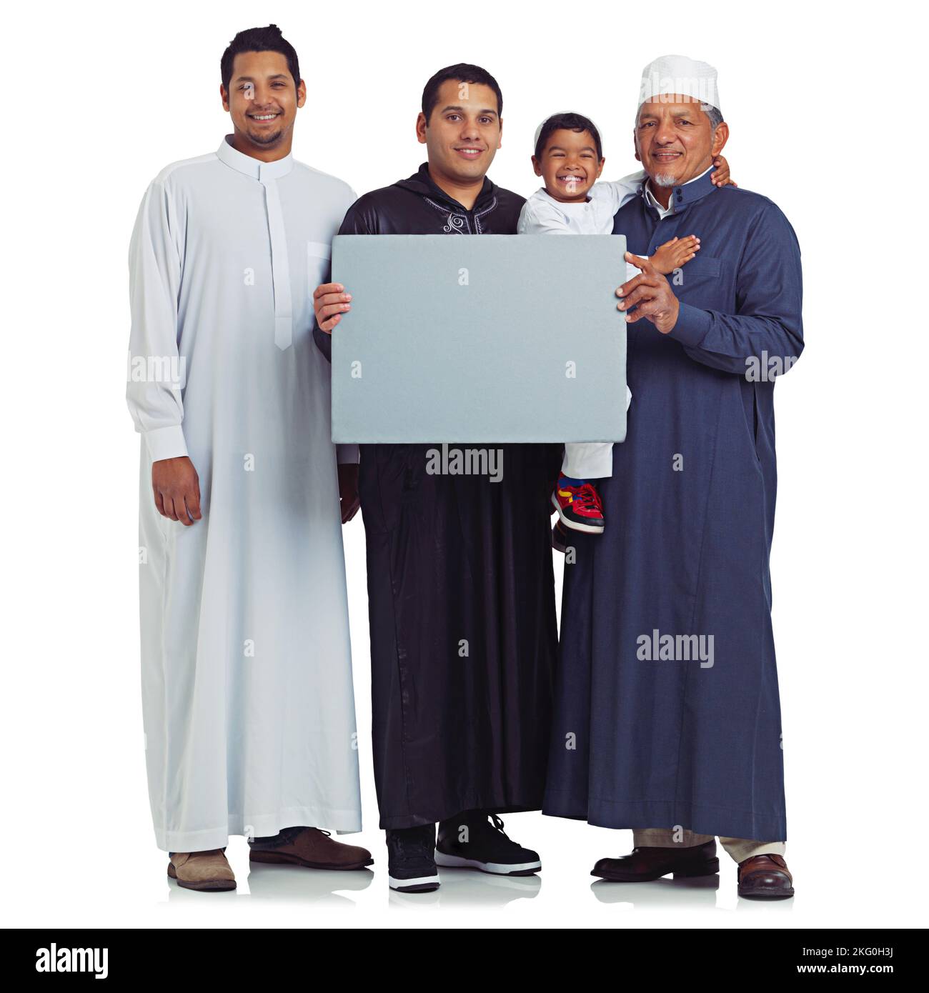 Unsere Familienbotschaft. Studioportrait der männlichen Mitglieder einer muslimischen Familie, die ein leeres, auf Weiß isoliertes Schild hochhalten. Stockfoto