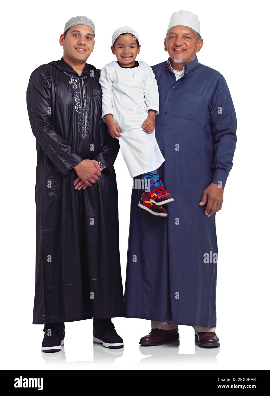 Drei Generationen von Lächeln. Studioportrait der männlichen Mitglieder einer muslimischen Familie, isoliert auf Weiß. Stockfoto