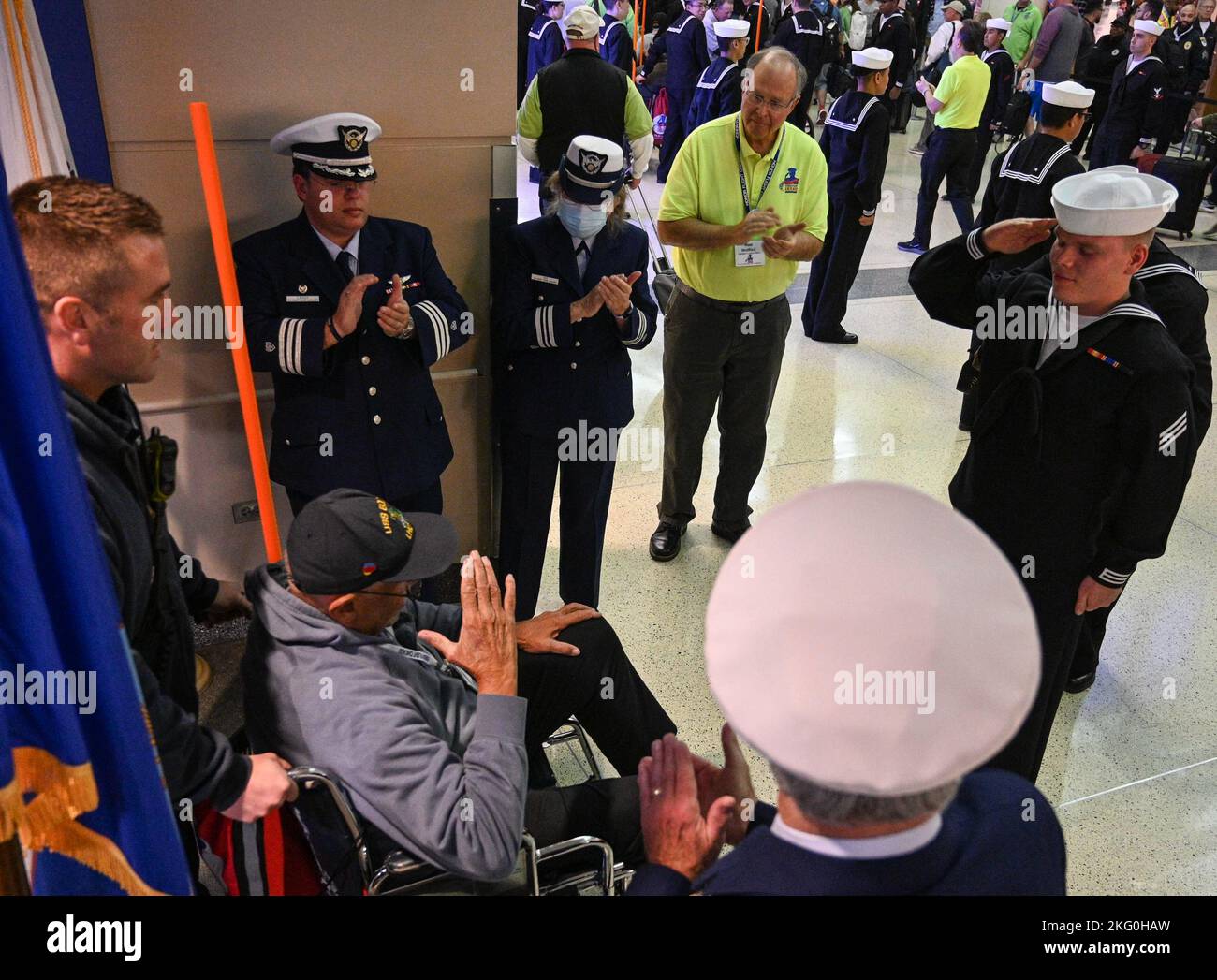 CHICAGO (Okt 19, 2022) – Seaman Anthony Melton, ein Beitrittssegler, der dem Surface Combat Systems Training Command Great Lakes zugewiesen wurde, begrüßt einen Veteranen während des Honor Flight Chicago-Fluges 106. auf dem Chicago Midway International Airport. Die Seestation Great Lakes und die Kommandos der Mieter brachten 154 Matrosen, um den letzten Flug von Honor Flight Chicago (HFC) im Jahr 2022 zu unterstützen. Stockfoto