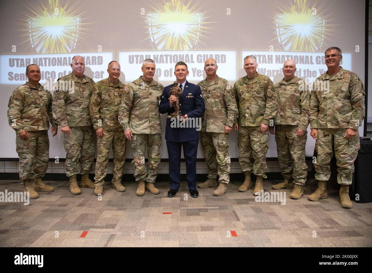 Airman 1. Class Kevin Buckner, der den 151. Air Betanking Wing vertritt, wird bei der Preisverleihung des Utah National Guard Best Warrior Competition im Camp Williams, Utah, am 19. Oktober 2022 zum Airman/Soldier of the Year gekürt. Der Utah National Guard Best Warrior Competition ist ein jährliches Event, bei dem Soldaten und Luftmänner der Hauptkommandos um den Titel „Soldat/Flieger des Jahres“, „nicht beauftragter Offizier des Jahres“ und „Senior NCO des Jahres“ kämpfen. Die Armeesieger dieses Wettbewerbs werden die Utah Army National Guard beim Region VII Best Warrior Com vertreten Stockfoto