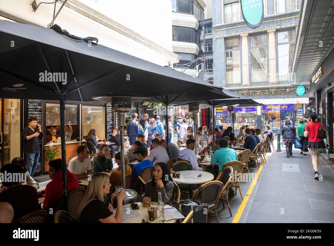 Melbourne Victoria 2022, Gäste, die in Degraves Street Cafés und Esslokalen, Melbourne Laneway, Australien essen und Kaffee trinken Stockfoto