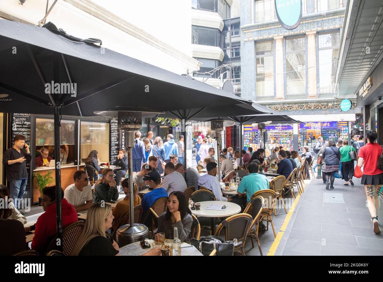 Melbourne Victoria 2022, Gäste, die in Degraves Street Cafés und Esslokalen, Melbourne Laneway, Australien essen und Kaffee trinken Stockfoto