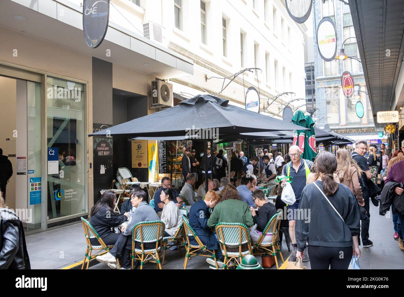 Melbourne Victoria 2022, Gäste, die in Degraves Street Cafés und Esslokalen, Melbourne Laneway, Australien essen und Kaffee trinken Stockfoto