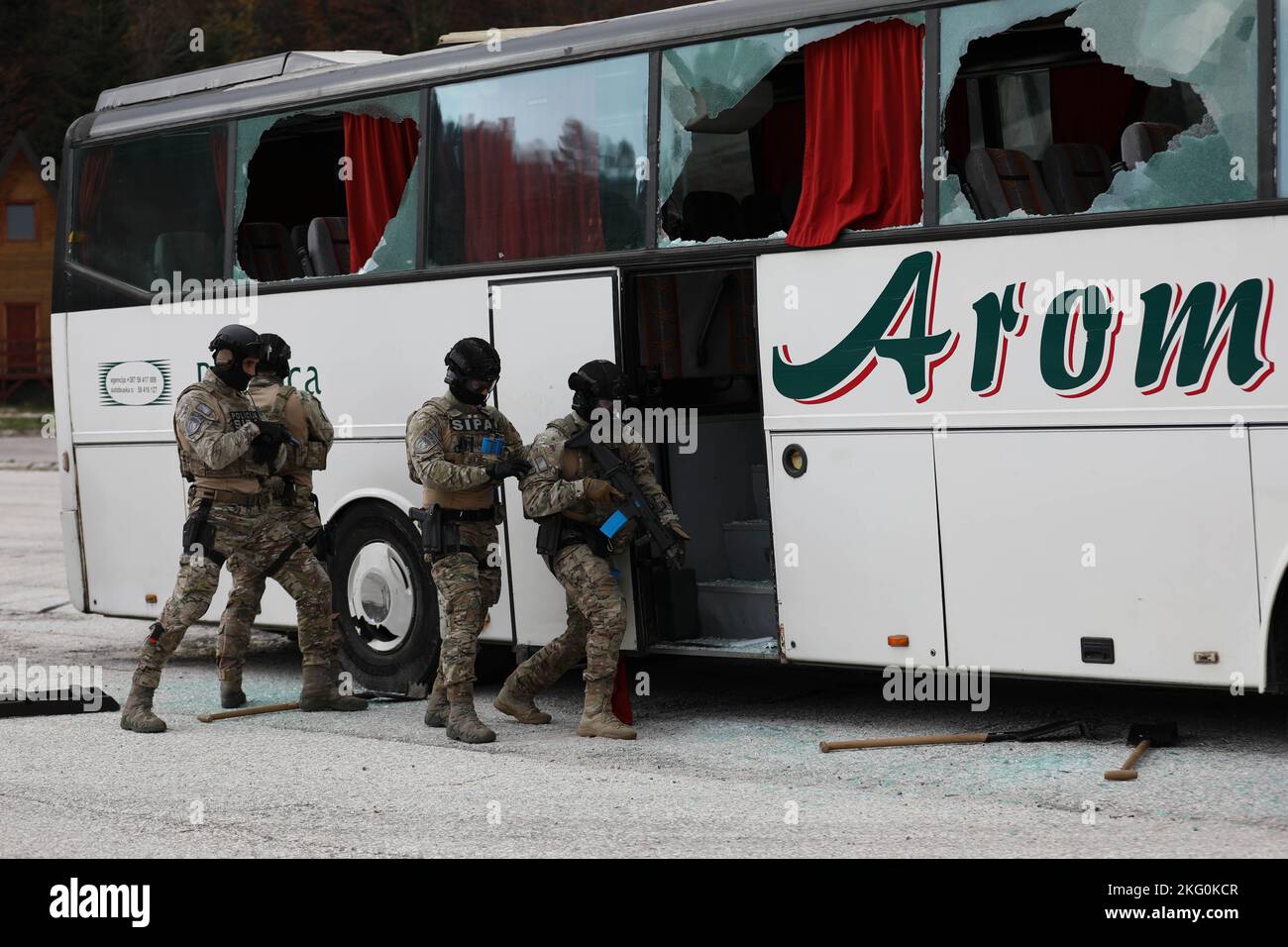 Mitglieder der Special Support Units (SSU) der staatlichen Untersuchungsschutzbehörde von Bosnien-Herzegowina (SIPA) bewerten die Lagereinheiten unter dem Bus, bevor sie während einer Razzia im Rahmen der Übung Brutalist Tornjak in Sarajevo, Bosnien und Herzegowina, am 19. Oktober 2022, durchsucht werden. Die SIPA SSU und die U.S. Army 10. Special Forces Group (Airborne) trainierten gemeinsam mit den Streitkräften von Bosnien und Herzegowina in einer interagenturischen gemeinsamen Übung, die sich auf direkte Aktionen in engen Umgebungen konzentrierte, um hochwertige Ziele zu erreichen. Stockfoto