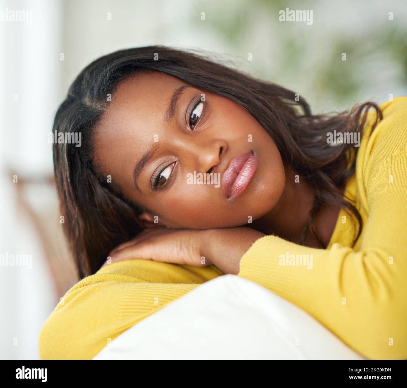 Tief in Gedanken. Eine attraktive junge Frau, die zu Hause nachdenklich aussieht. Stockfoto