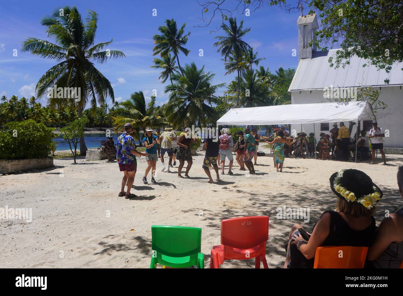Publikumsbeteiligung an einem polynesischen Islander-Tanz auf Amanu-Atoll Stockfoto Publikumsbeteiligung an einem polynesischen Islander-Tanz auf Amanu-Atoll Stockfoto