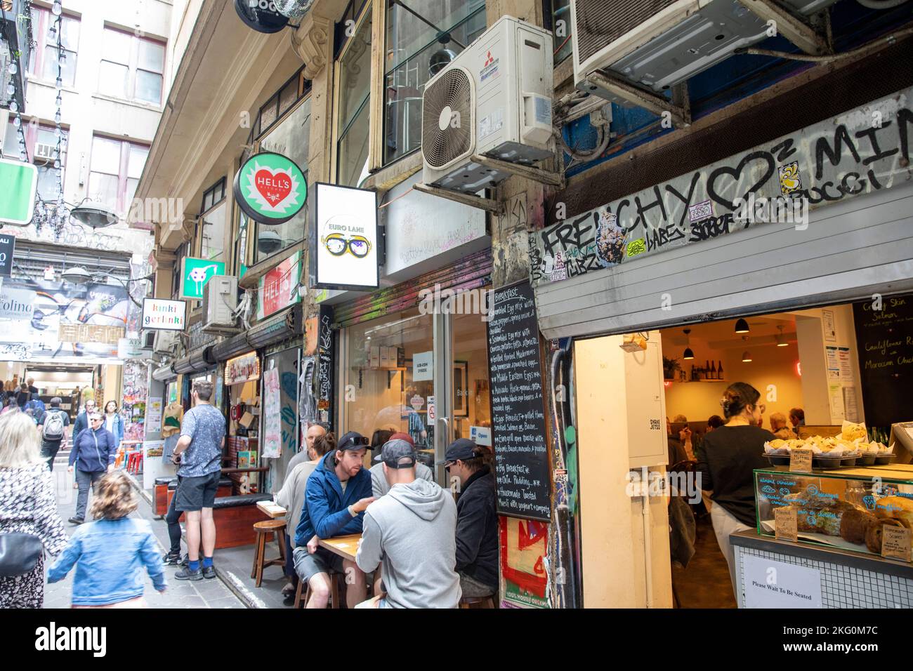 Melbourne Laneway Centre Place, Menschen essen in Cafés und Bars im Stadtzentrum von Melbourne, Victoria, Australien, 2022 Stockfoto