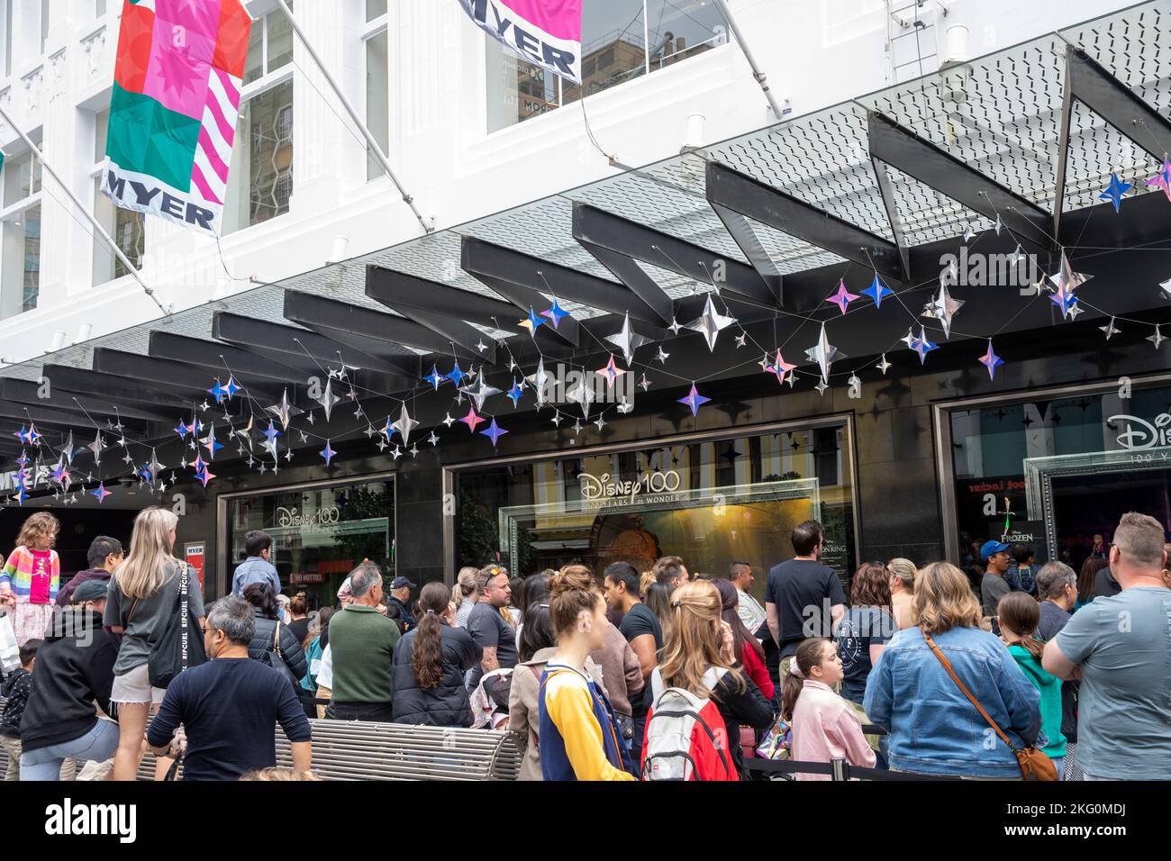 Myer Kaufhaus Melbourne Victoria, Menschen Schlange stehen, um die berühmte Myer Fenster weihnachtsanzeige in diesem Jahr seine Disney 100 Jahre, Australien Stockfoto