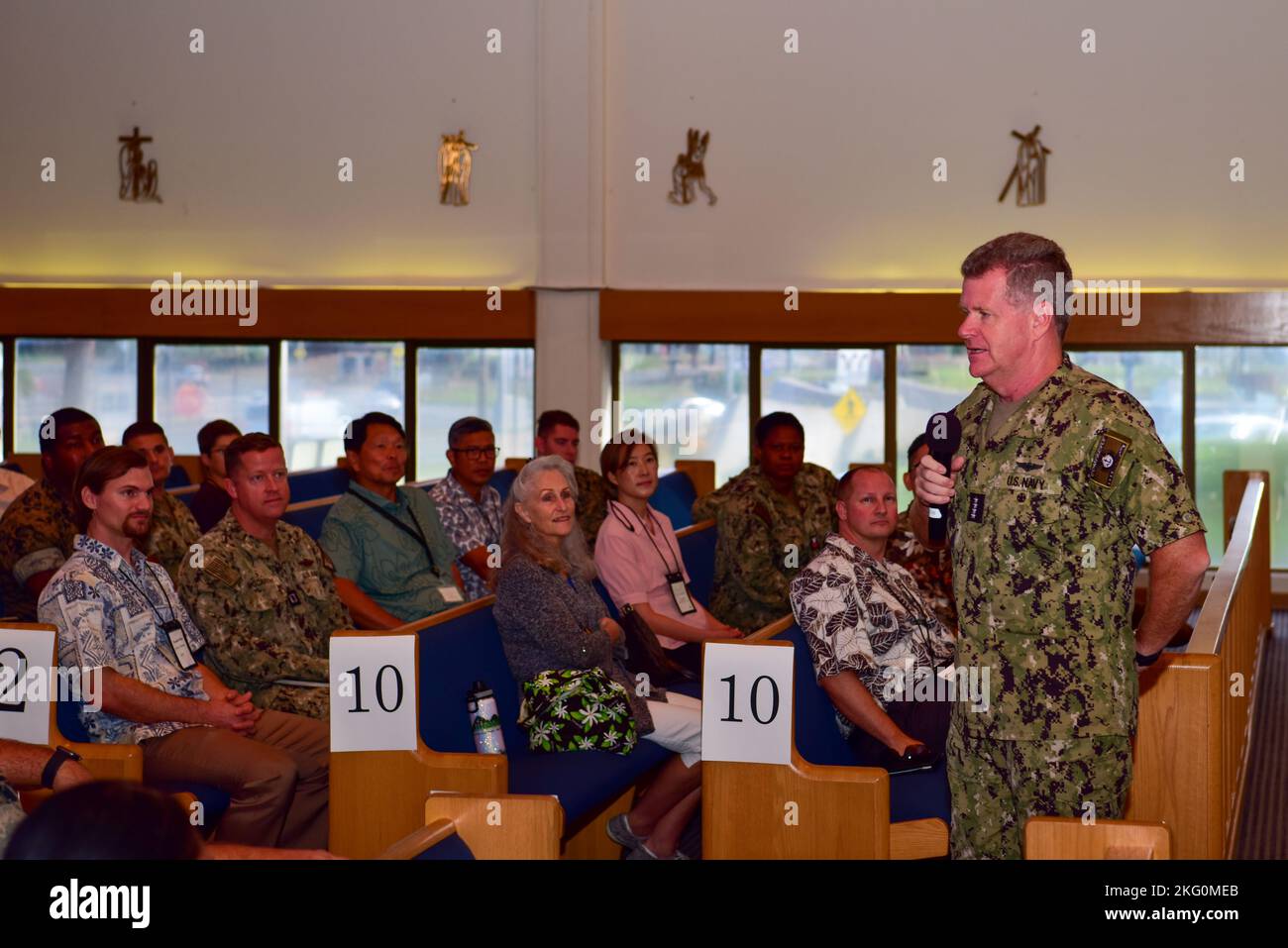 GEMEINSAME BASIS PEARL HARBOR-HICKAM, Hawaii (Okt 20, 2022) Adm. Samuel Paparo, Kommandant der US-Pazifikflotte, spricht mit lokalen zivilen Geistlichen, zusammen mit Militärseelsorgern aus Oahu, während eines Ministerials in Oahu, das sich trifft und grüßt. Stockfoto