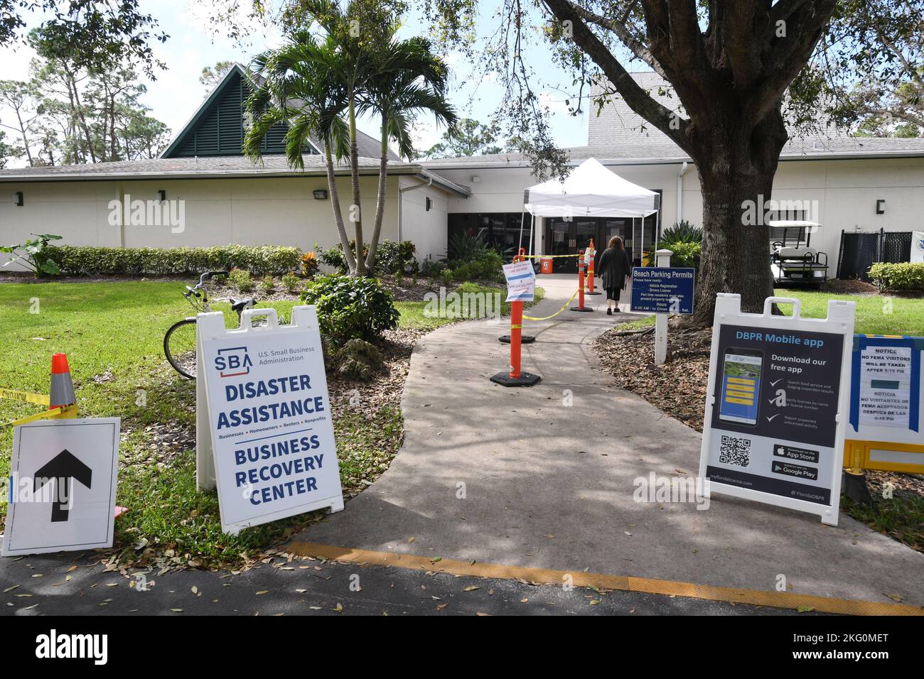 Naples, FL, USA --20. Oktober 2022 - Anwohner besuchen ein Katastrophenheilungszentrum in Collier County im Veterans Community Park. Eine Reihe von lokalen, staatlichen und bundesstaatlichen Behörden sind vor Ort, um den vom Orkane Ian betroffenen Bewohnern zu helfen. Jocelyn Augustino/FEMA Stockfoto