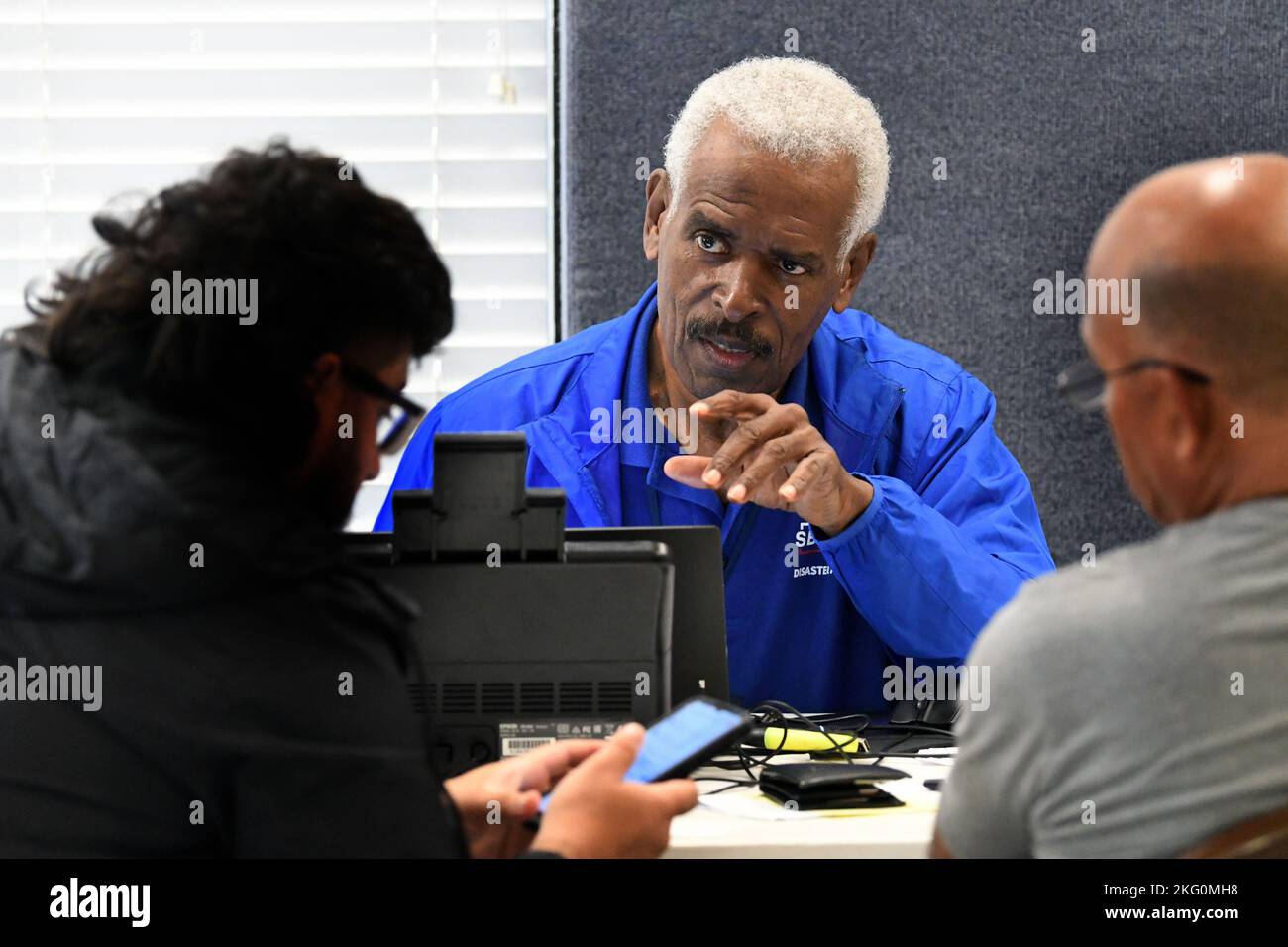 Naples, FL, USA --20. Oktober 2022 - Anwohner besuchen ein Disaster Recovery Center in Collier County im Veterans Community Park und sprechen mit einem Small Business Administration Specialist. Eine Reihe von lokalen, staatlichen und bundesstaatlichen Behörden sind vor Ort, um den vom Orkane Ian betroffenen Bewohnern zu helfen. Jocelyn Augustino/FEMA Stockfoto