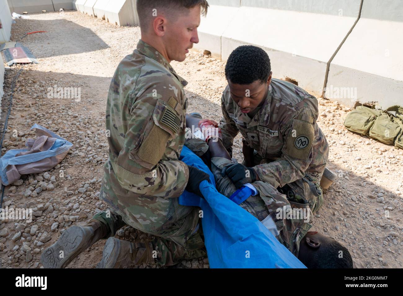 Während eines Tactical Combat Casualty Care-Kurses auf der Prince Sultan Air Base, Königreich Saudi-Arabien, übertragen Soldaten, die der Prince Sultan Air Base zugewiesen wurden, einen Trainingsopfer in einen medizinischen Abfall. Der Kurs wurde am 20. Oktober 2022 durchgeführt. Während des TCCC-Trainings praktizierte Soliders während eines simulierten Unfallszenarios Kampftechniken zur Rettung von Leben. Stockfoto