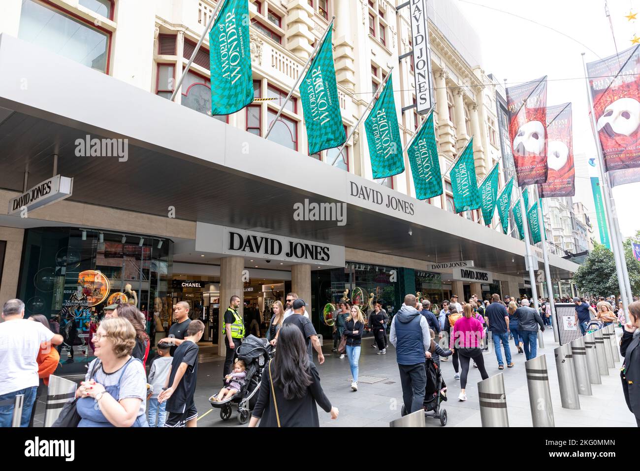 Kaufhaus David Jones in der Bourke Street Melbourne, Shopper für Weihnachtseinkäufe im Jahr 2022, Victoria, Australien Stockfoto