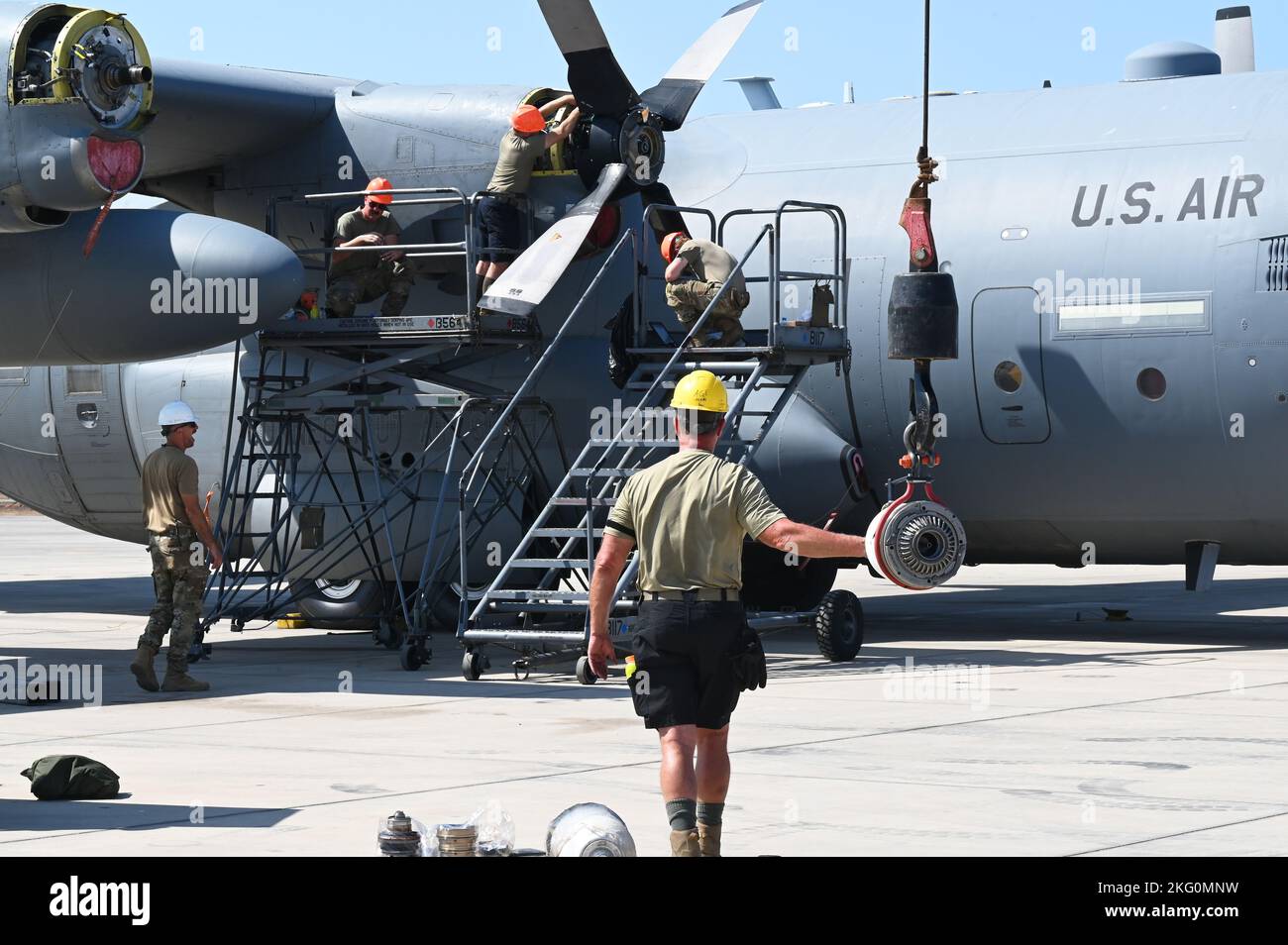 Antriebstechniker mit dem Expeditionary Airlift Squadron 75. arbeiten an einer der neuen Requisiten für eine C-130H im Camp Lemonnier, Dschibuti, 20. Oktober 2022. Die Flieger der 75. EAS kommen von der Connecticut Air National Guard, um die 449. Air Expeditionary Group zu unterstützen, indem sie die taktische C-130H-Luftbrücke für Multi-User in Ostafrika bereitstellen und den regionalen Zugang verbessern, um die richtigen Effekte am richtigen Ort und zur richtigen Zeit zu erzeugen. Stockfoto