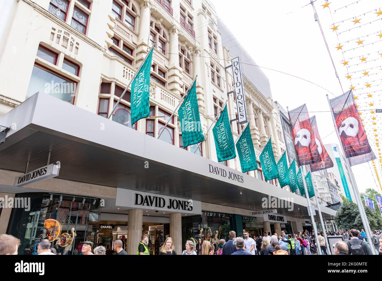 Kaufhaus David Jones in der Bourke Street Melbourne, Shopper für Weihnachtseinkäufe im Jahr 2022, Victoria, Australien Stockfoto