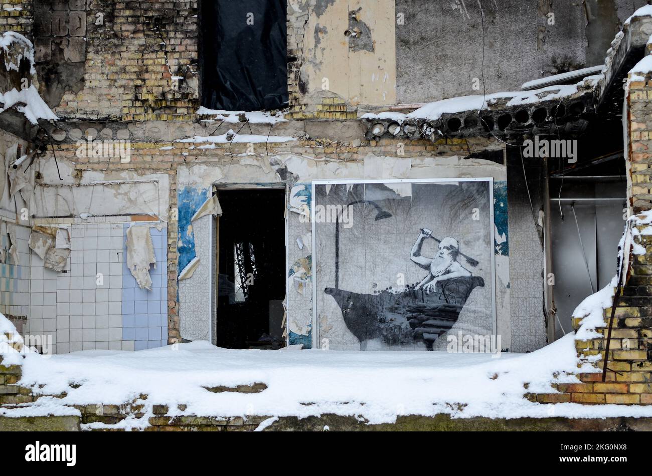 HORENKA, UKRAINE - 19. NOVEMBER 2022 - das Wandbild des englischen Straßenkünstlers Banksy an der Wand eines fünfstöckigen Wohnhauses zerstört Stockfoto