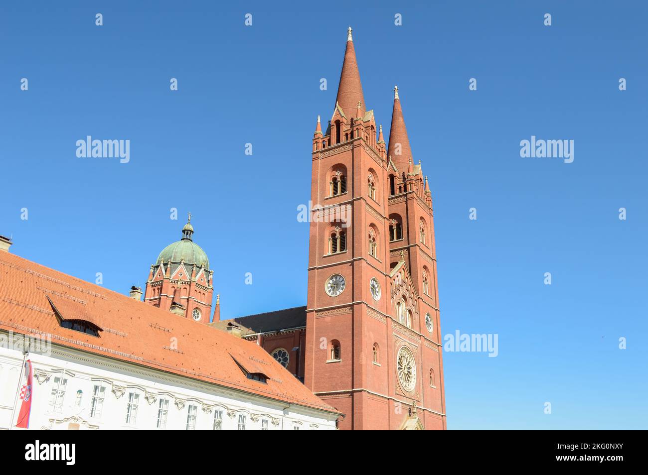 Die Kathedrale von Đakovo oder die Kathedrale von St. Peter ist die Kathedrale der römisch-katholischen Erzdiözese Đakovo-osijek in Đakovo, Kroatien. Stockfoto