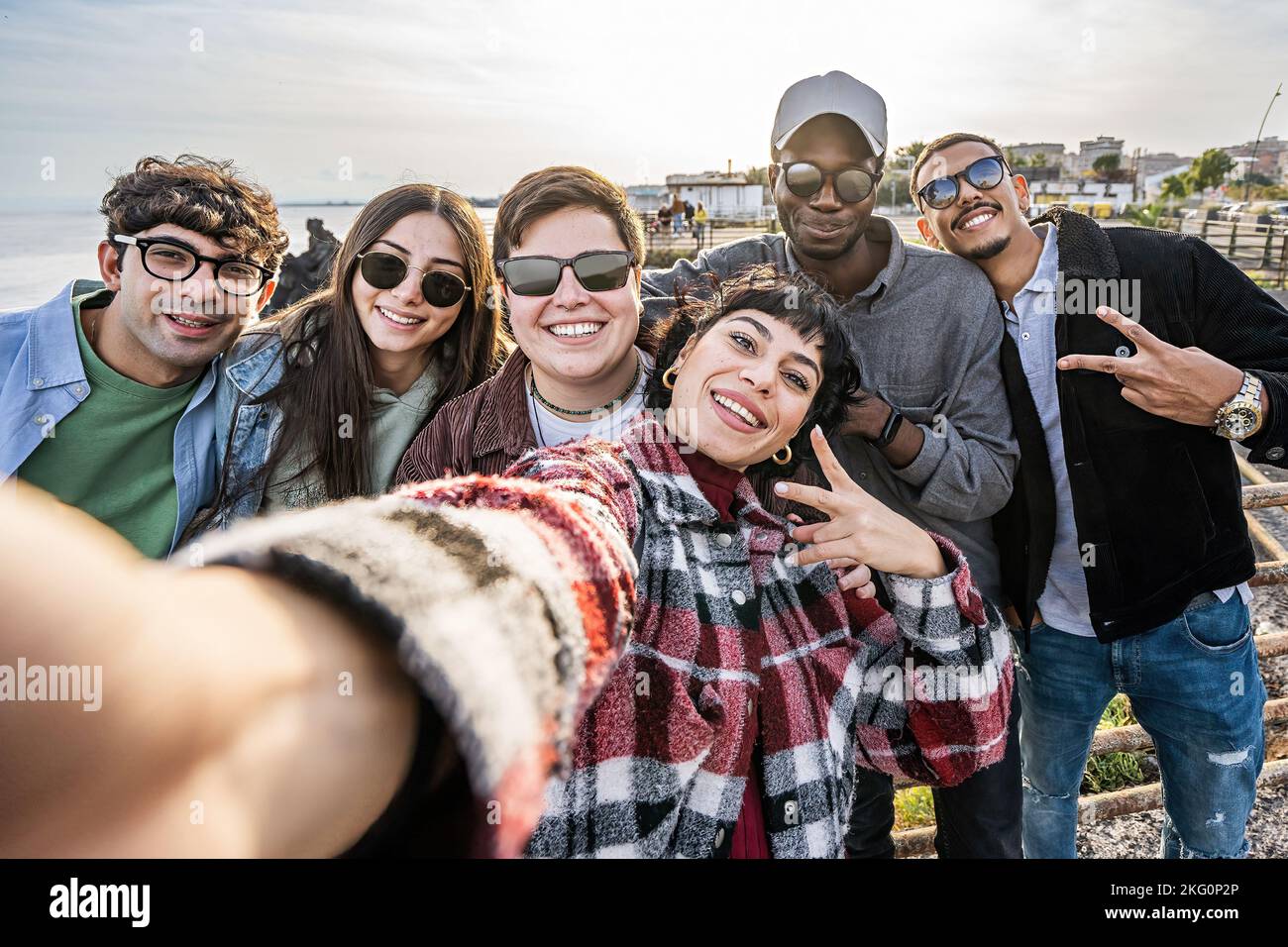 Multiethnische Gruppe von Freunden, die ein Selfie am Meer machen - multirassische junge Menschen, die zusammen für ein Gruppenbild am Meer stehen - peo Stockfoto