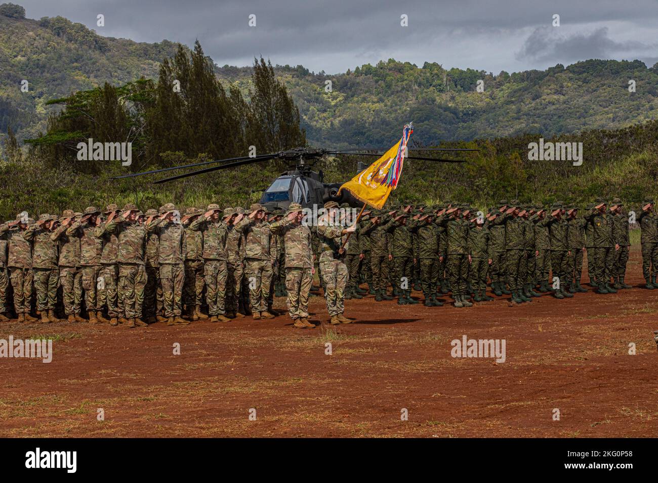 Zusammen mit Soldaten der philippinischen Armee nehmen Troopers der 2. 23-01 Squadron, 14. Calvary Regiment, 25. Infantry Division an der Eröffnungszeremonie des Joint Pacific Multinary Readiness Training Center (JPMRC) zur Röntgenstrahlung in Schofield Barracks, Hawaii, 20. Oktober 2022 Teil. Durch die Nutzung des JPMRC-Rotationskonstrukts behält die 25. Infantry Division zwei BCTs in der Indo-Pazifik-Region bei, die in der Lage sind, Kampffähigkeiten zu projizieren. Stockfoto